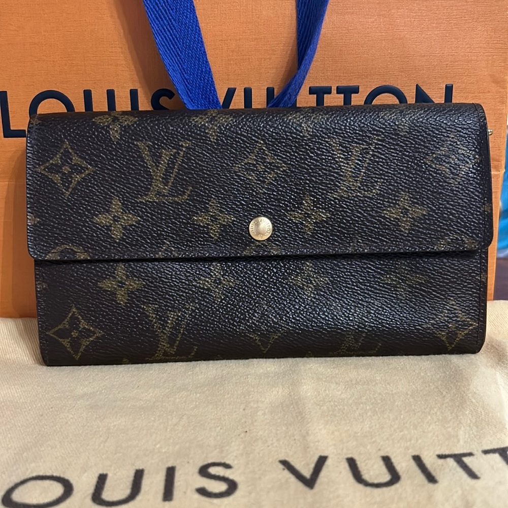 100% Authentic Louis Vuitton Monogram Sarah Long Wallet
